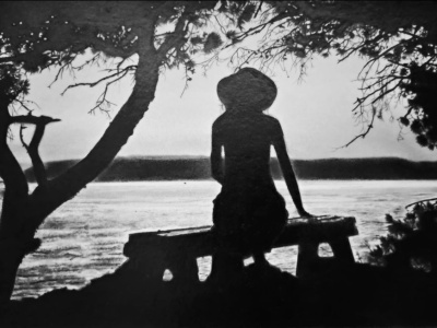 枝川真理の鉛筆画教室、受講生の作品　湖畔に座る女性のシルエットを描いた鉛筆画