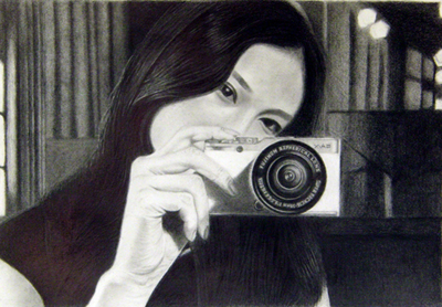 枝川真理の鉛筆画教室生徒作品,カメラを持つ女性