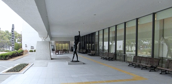 原田の森ギャラリー玄関ブロンズ像