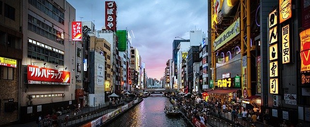 夜の繁華街の写真、大阪