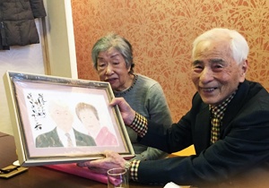 似顔絵を持つ祖父の記念撮影