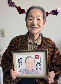 １００歳の誕生日、祖母、似顔絵を持って記念写真